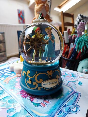 Snowglobe disney disneyland Paris peter pan musical