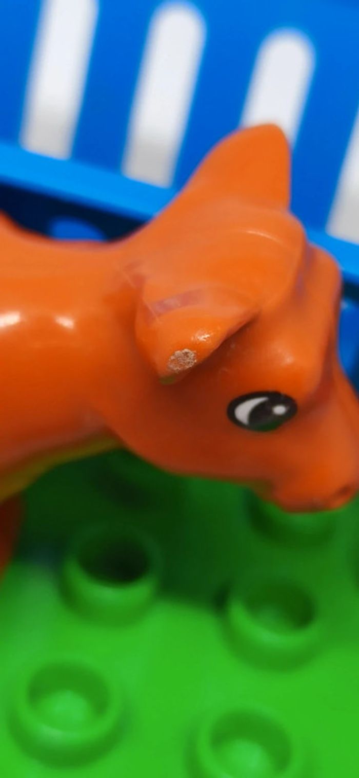 Vache marron sur plaque verte avec abreuvoir et râtelier lego duplo - photo numéro 6