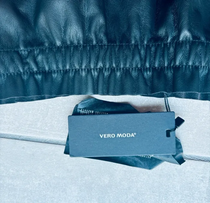 Magnifique jupe Vero Moda noire taille haute élastique neuve - photo numéro 2