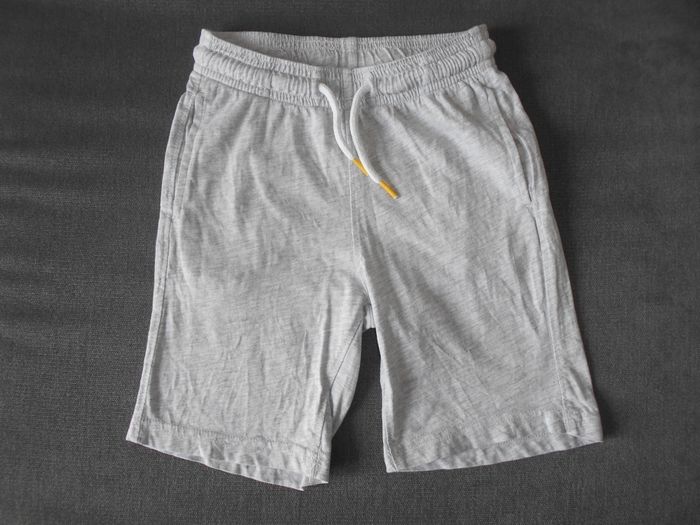 Short, taille: 6 ans à 0,50 EURO