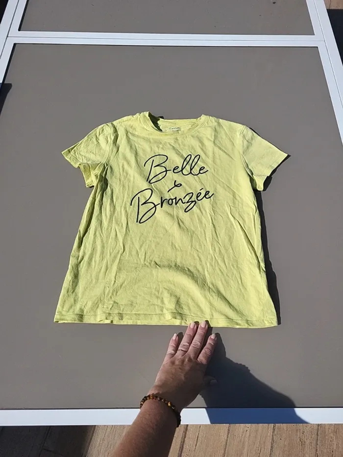 Tee-shirt jaune belle et bronzée
