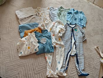 Lot de pyjama et bodies