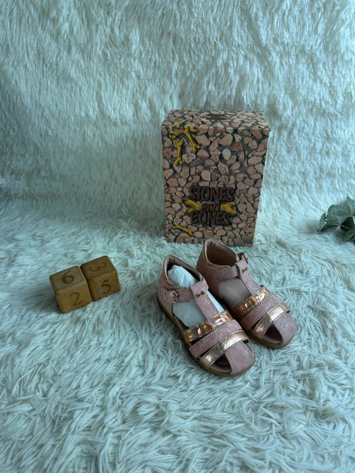 Paire de sandales Stones and Bones taille 25