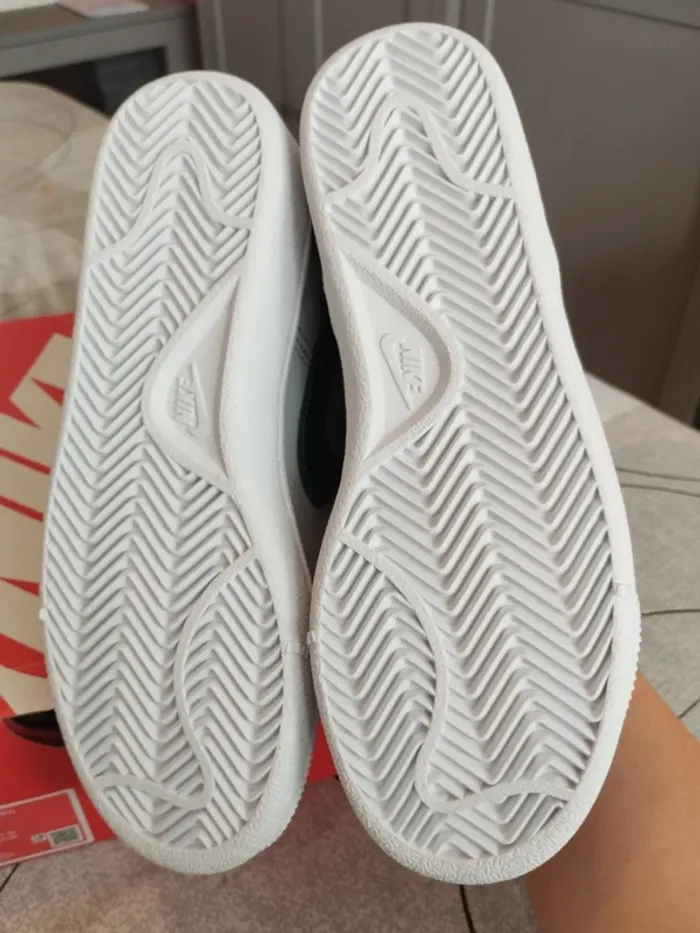 Baskets Nike neuves - photo numéro 4