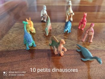 Lot de petites dinausores