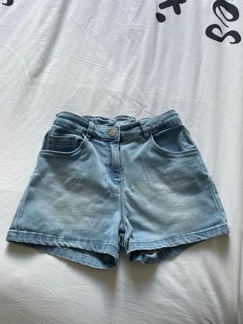 Short jeans réglable. 