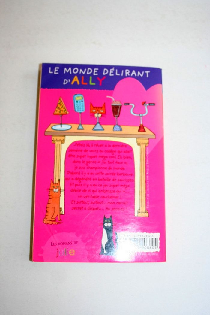 Le monde délirant d'Ally, tome 7, "Bamboulas, petit chat et grosses catas" de Karen MCCombie - photo numéro 2
