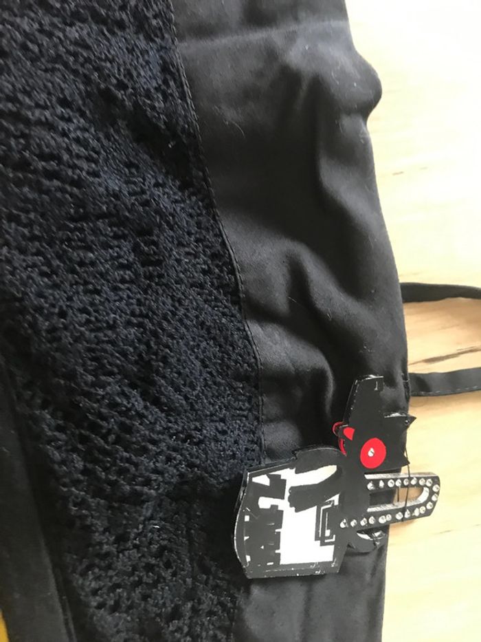 Robe noire fleurie avec bijoux chien - photo numéro 4