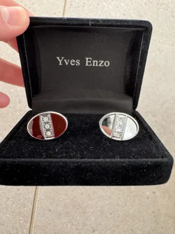 Boutons de manchette Yves Enzo, Il manque la face rouge d'un cot é