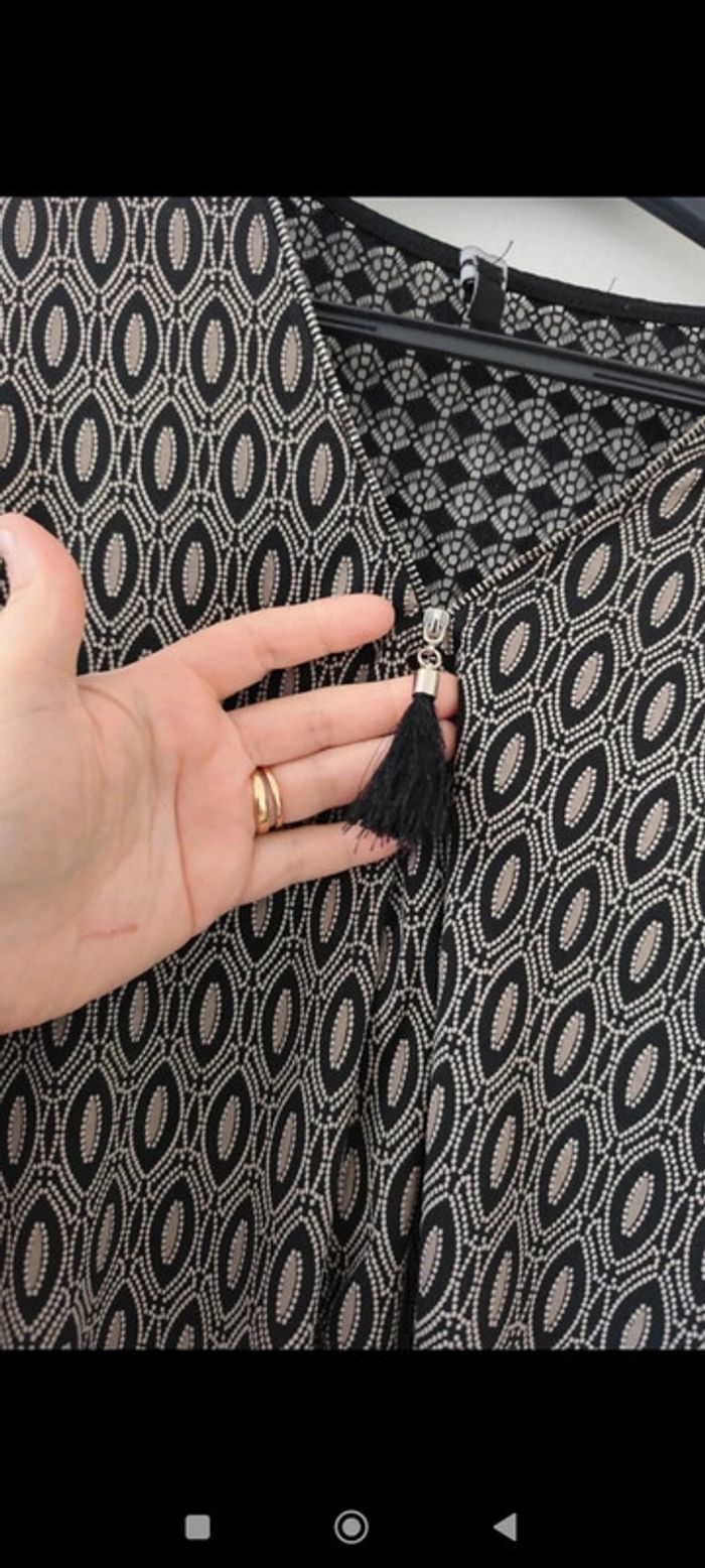 Blouse à motifs noirs et beige dos en dentelle taille S - photo numéro 4