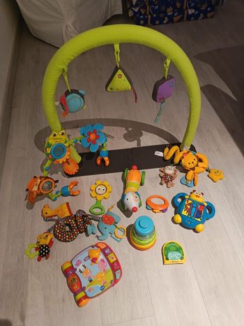 Lot jouets bébé