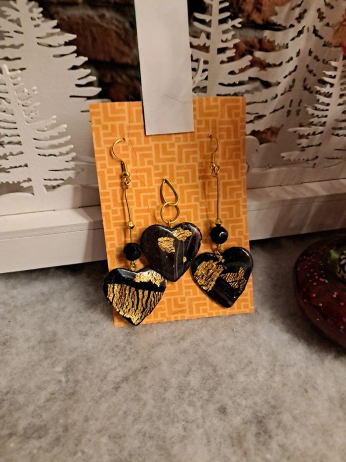 Boucles d'oreilles pendante avec pendentif assortie noir et doré - photo numéro 2