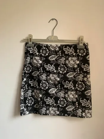 Jupe courte noire et blanche à imprimé floral – Camaïeu – T36