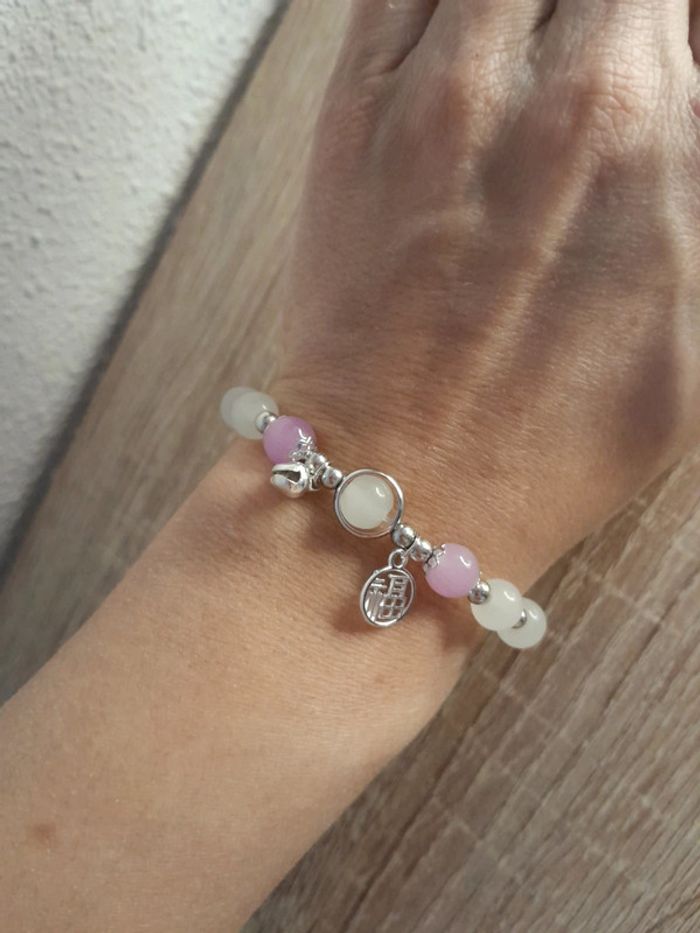 Bracelet en perles naturelles pendentif cloche 💫blanche et lila 💞 - photo numéro 2