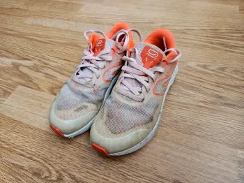 Chaussures Kalenji Kiprun Fast enfant taille 32, orange corail et blanche, légères baskets, running