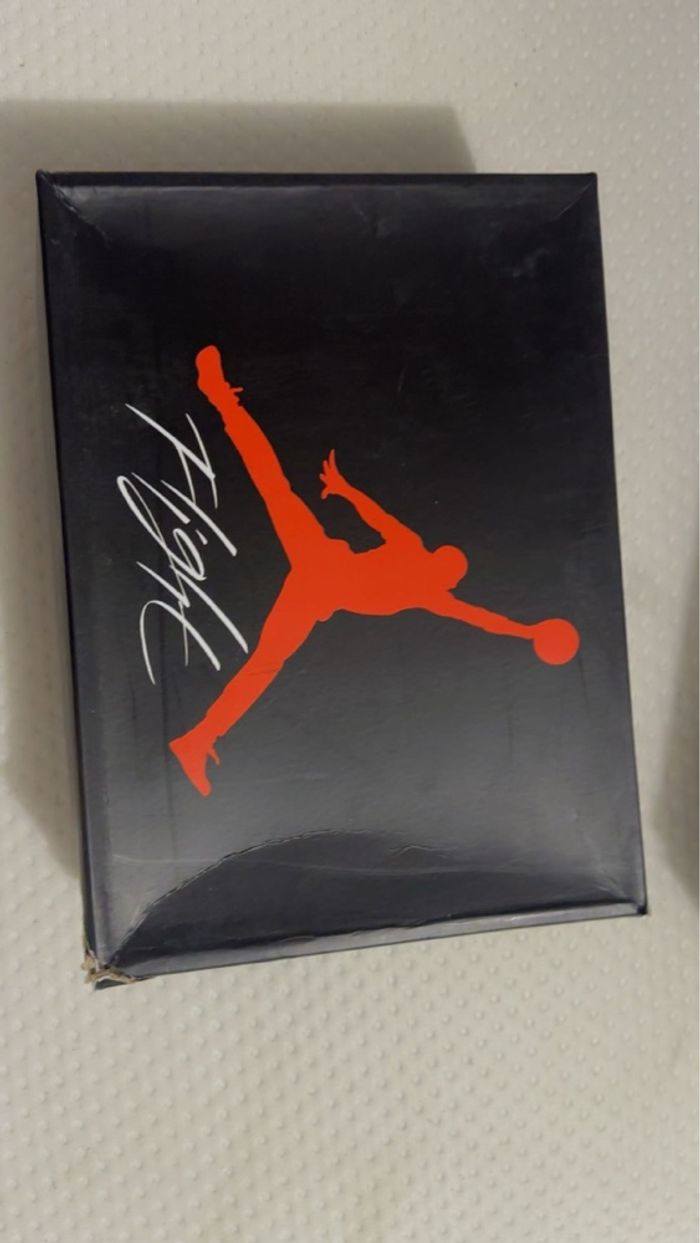 Basket neuve Air Jordan 4 Rétro Metallic  Mocha taille 46