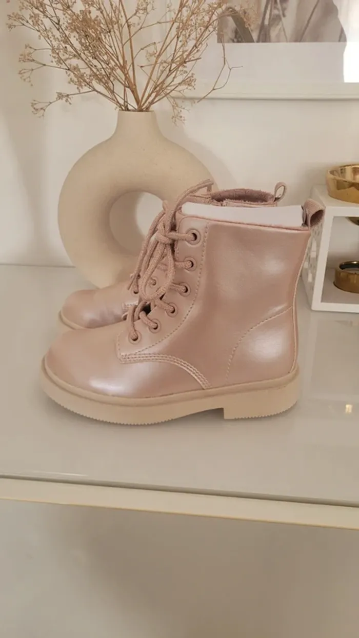 Bottines roses à lacets taille 30 neuves