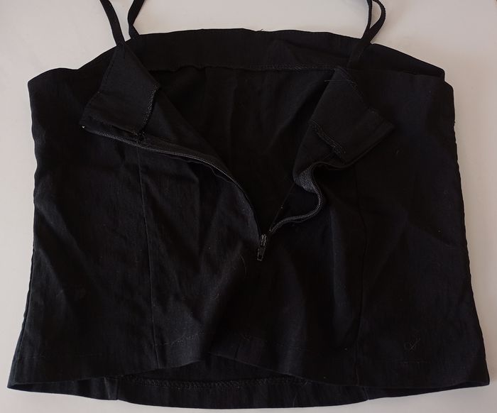 Débardeur noir avec des  bretelles. Taille S . Fermeture éclair. Signes chinois blancs . Viscose polyamide et élasthanne. Très bon état - photo numéro 8