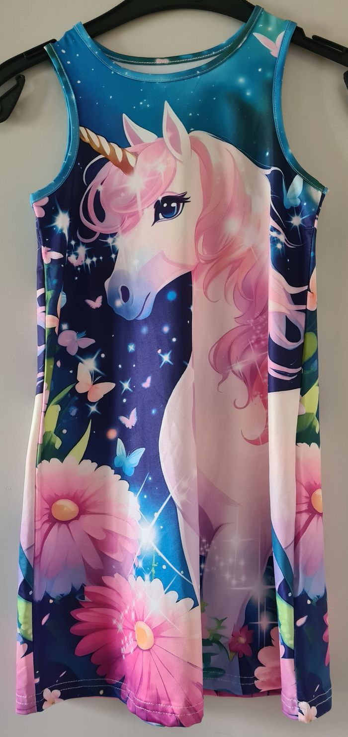 Très jolie robe motif Licorne T. 6 ans