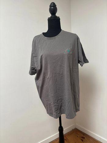 Tee shirt avec logo sur le dos
