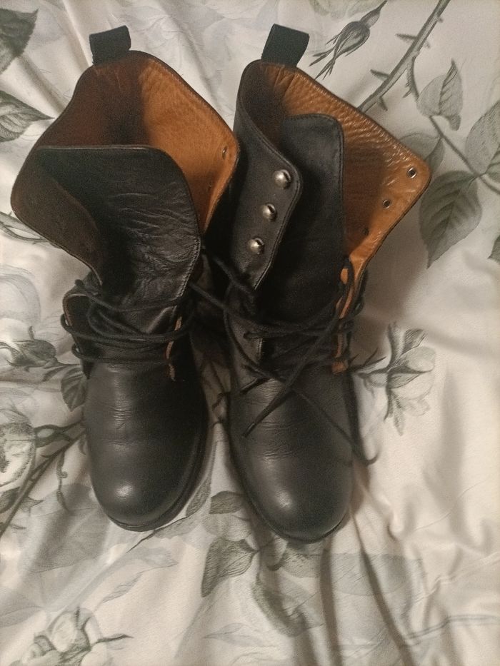 Bottines femme  Agnès  B  taille 39 en très très  bon état - photo numéro 2