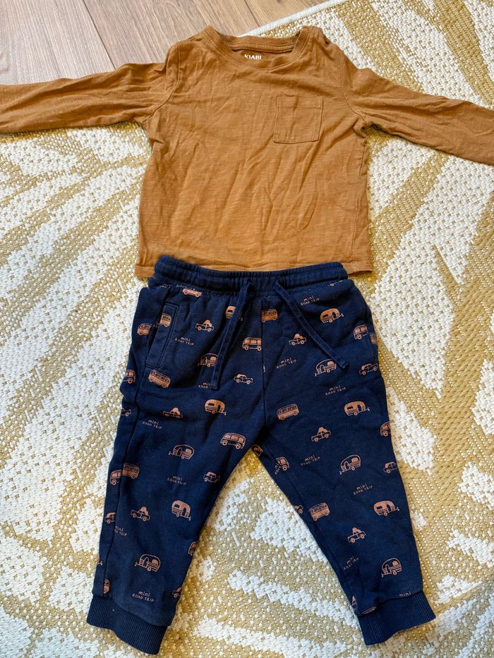 T shirt marron et pantalon bleu marine