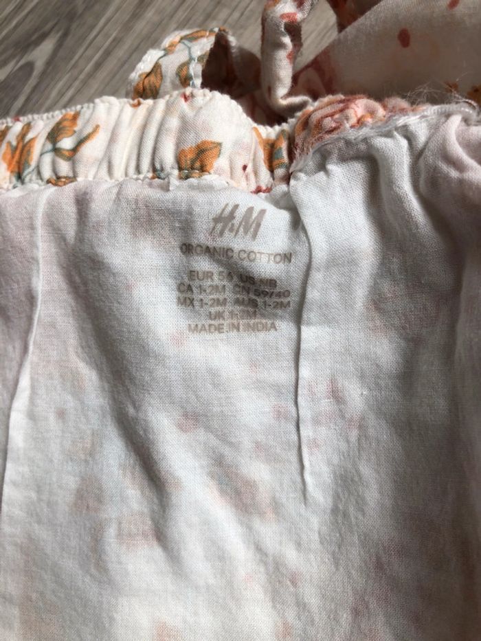 Jolie barboteuse fleurie H&M taille 1/2 mois - photo numéro 5