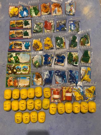 Lot de 57 kinder surprise figurine animaux simpson bague bateau toupie etc