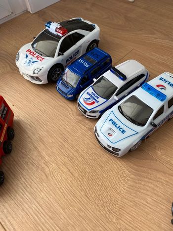 Lot de véhicules de secours