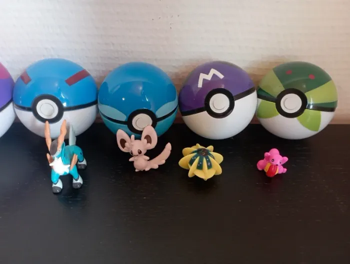 Lot pokeball et pokémon - photo numéro 2