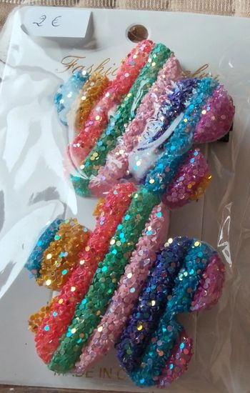 2 grosses barrettes à cheveux multicolores, formes fleurs.