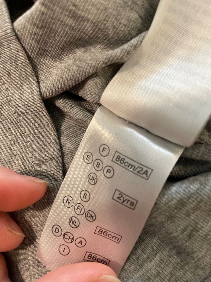 T-shirt manches longues avec col gris 2 ans - photo numéro 2