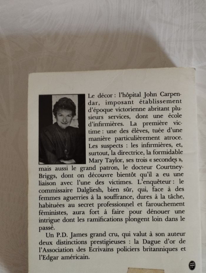 Meurtres en blouse blanche - photo numéro 2