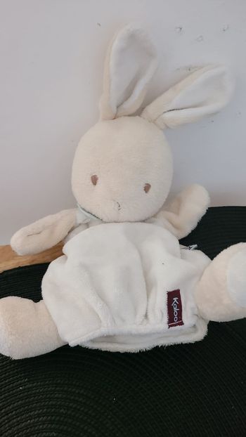 Doudou marionnette Praline lapin KALOO Les Amis beige bandana bleu