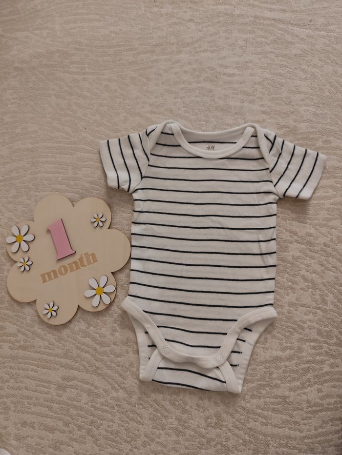 Lot de 2 bodies 1M manches courtes neufs - photo numéro 2