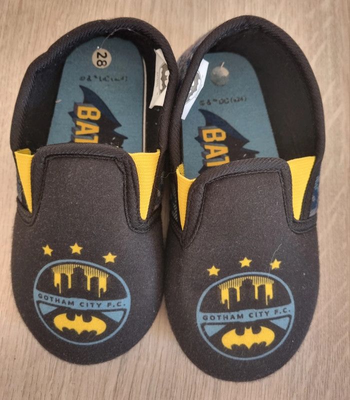 Chaussons taille 28 TBE