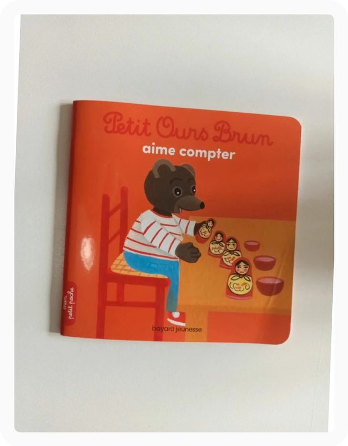 Petit ours brun aime compter