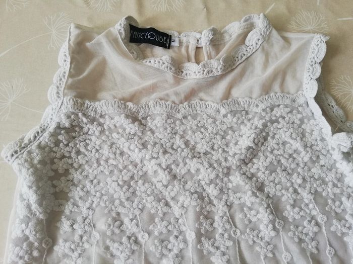 Débardeur écru dentelle sur le devant et transparent derrière taille M - photo numéro 3