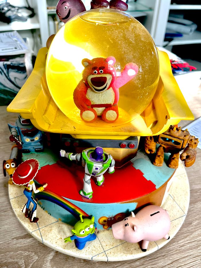 Boule a neige musicale disney store Toy story