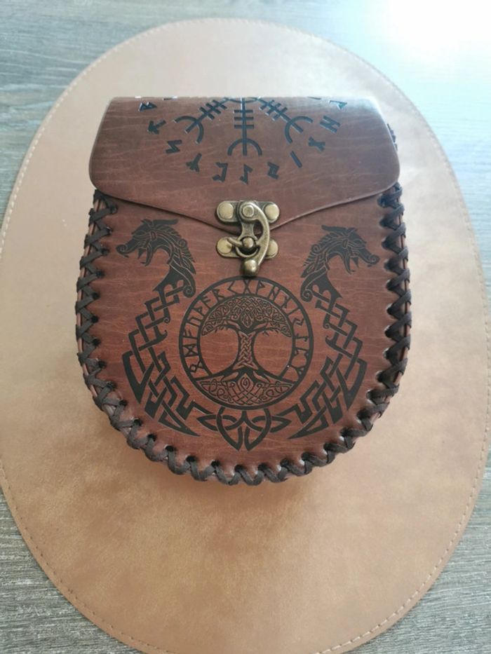 Saccoche style médiéval motifs viking marron