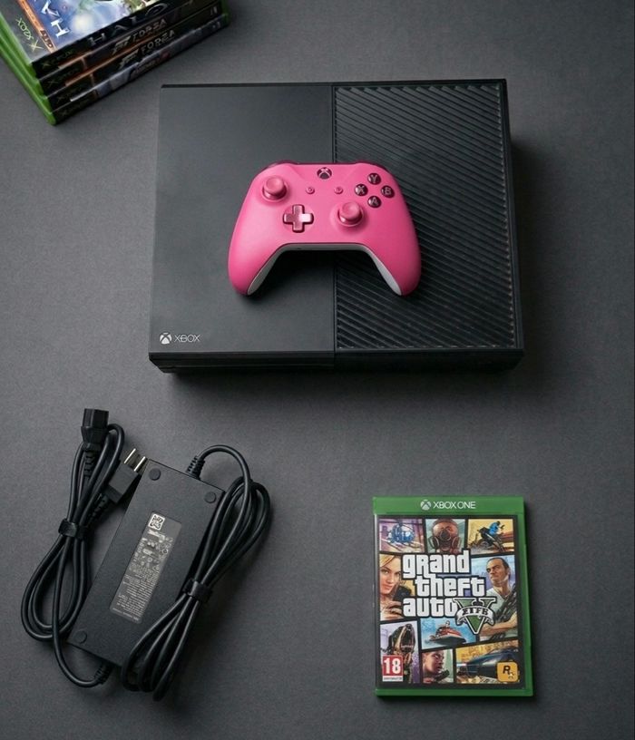 Xbox One avec manette et GTA 5