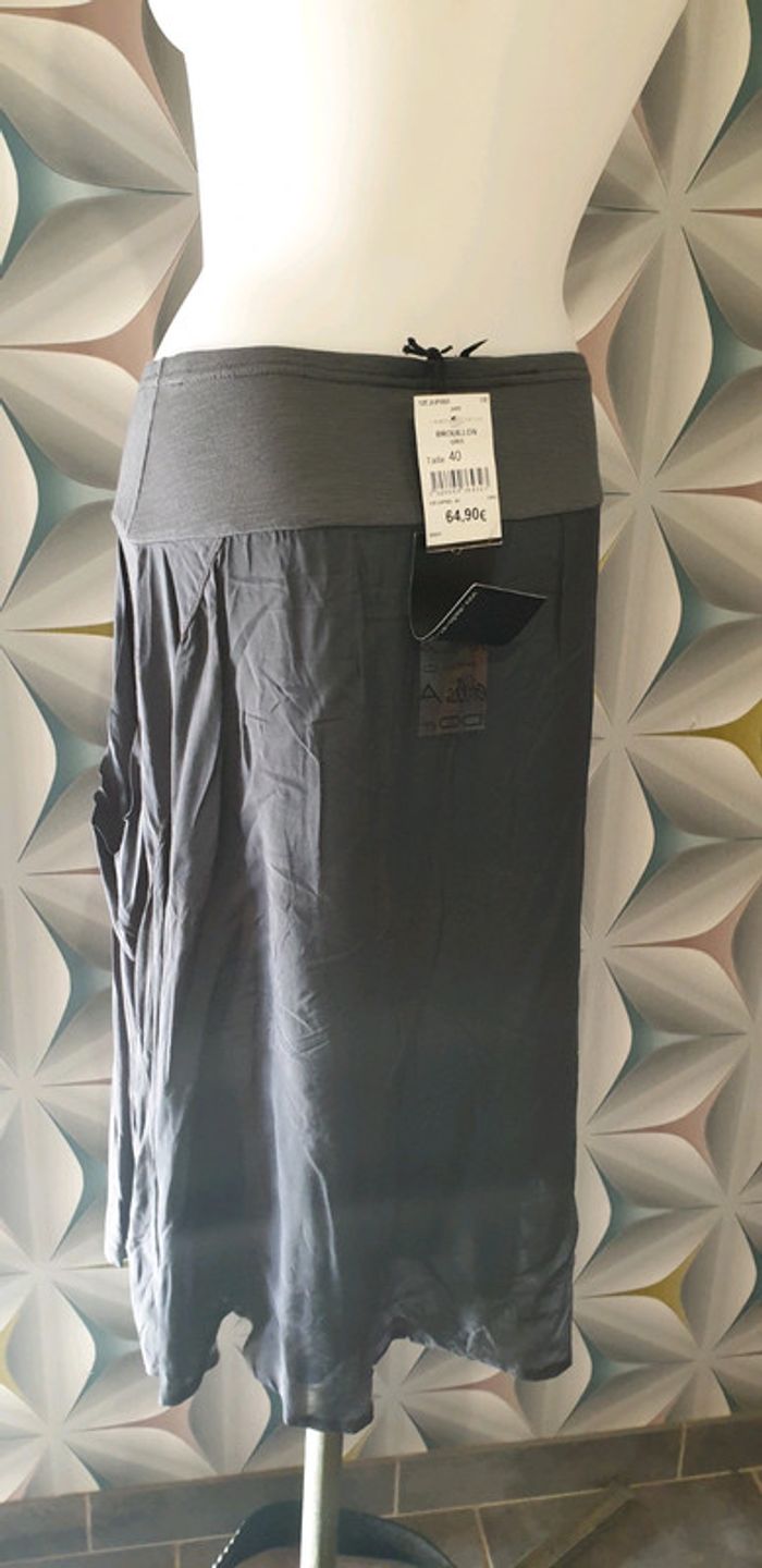 Jupe gris foncé neuve - photo numéro 3