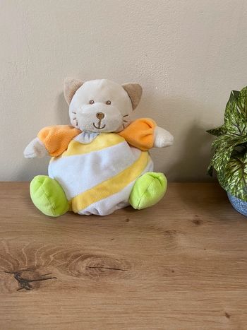 Doudou peluche chat boule orange blanc jaune vert grelot les bébés d elysea