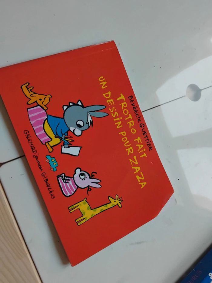 Trotto fait un dessin pour zaza