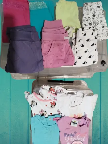 Lot de t-shirts et pantalons