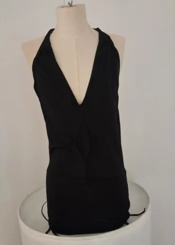 Mini robe noire dos nu – très bon état