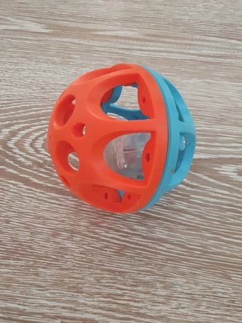 Balle éducative avec grelot