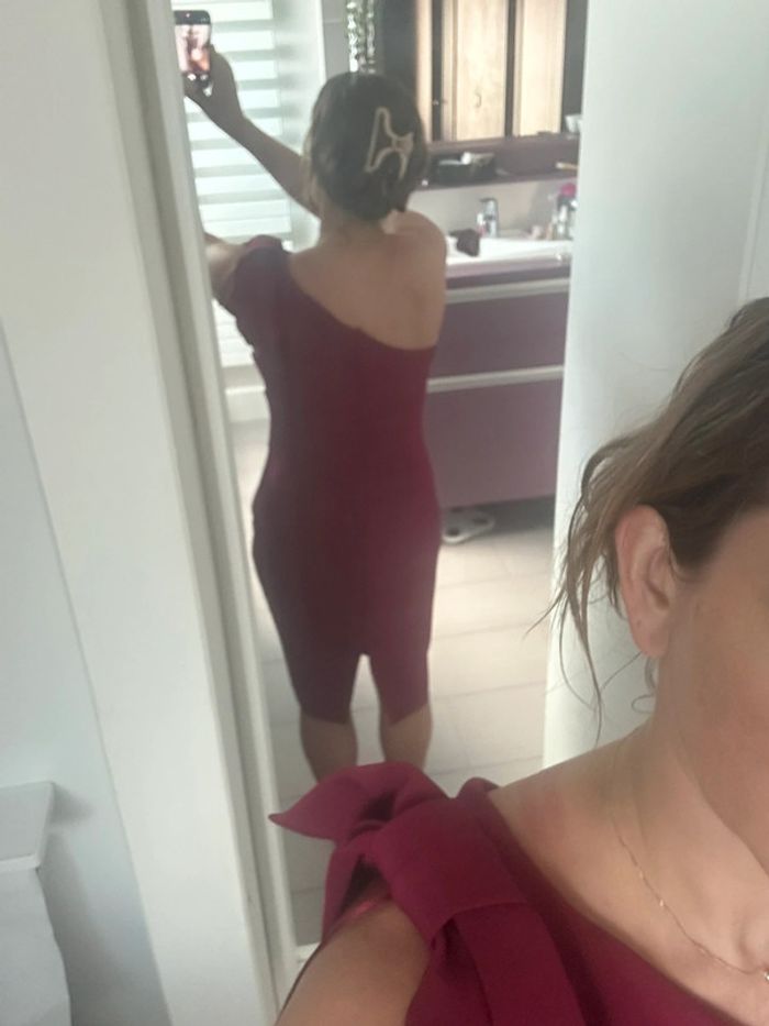 Robe Lipsy bordeaux avec une manche - photo numéro 3