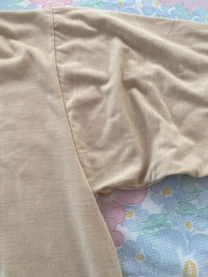 Très beau tee-shirt beige en très bon état 44 - photo numéro 3