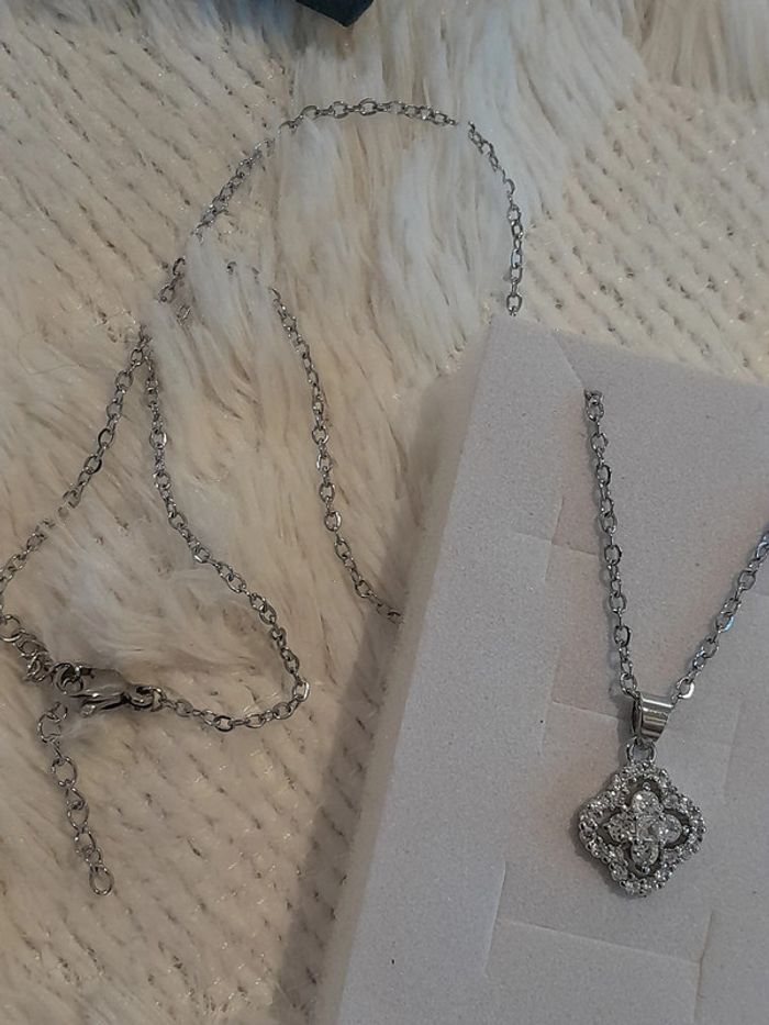 Collier Trèfle 4 feuilles, couleur Argentée avec strass - photo numéro 3